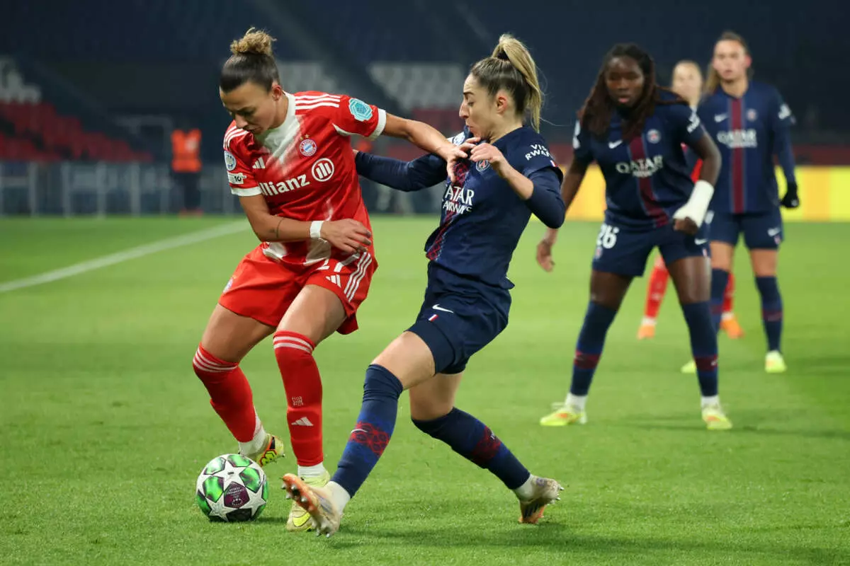 PARIS, FRANCE - NOVEMBER 20: Arianna Caruso of Bayern Munich controls the ball whilst under pressure from Olga Carmona of Paris Saint-Germain during the UEFA Women's Champions League 2025/26 league phase match between Paris Saint-Germain and FC Bayern München at Parc des Princes on November 20, 2025 in Paris, France. (Photo by Catherine Steenkeste - UEFA/UEFA via Getty Images)