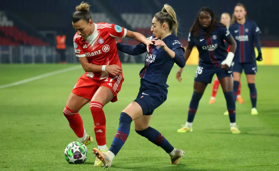 PARIS, FRANCE - NOVEMBER 20: Arianna Caruso of Bayern Munich controls the ball whilst under pressure from Olga Carmona of Paris Saint-Germain during the UEFA Women's Champions League 2025/26 league phase match between Paris Saint-Germain and FC Bayern München at Parc des Princes on November 20, 2025 in Paris, France. (Photo by Catherine Steenkeste - UEFA/UEFA via Getty Images)