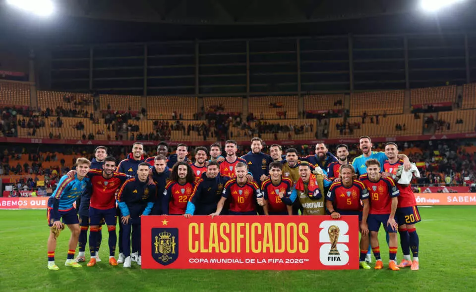 SEVILLE, SPAIN - NOVEMBER 18: Spain players celebrate qualifying after the FIFA World Cup 2026 qualifier match between Spain and Türkiye at Estadio de La Cartuja on November 18, 2025 in Seville, Spain. (Photo by Fran Santiago - UEFA/UEFA via Getty Images)