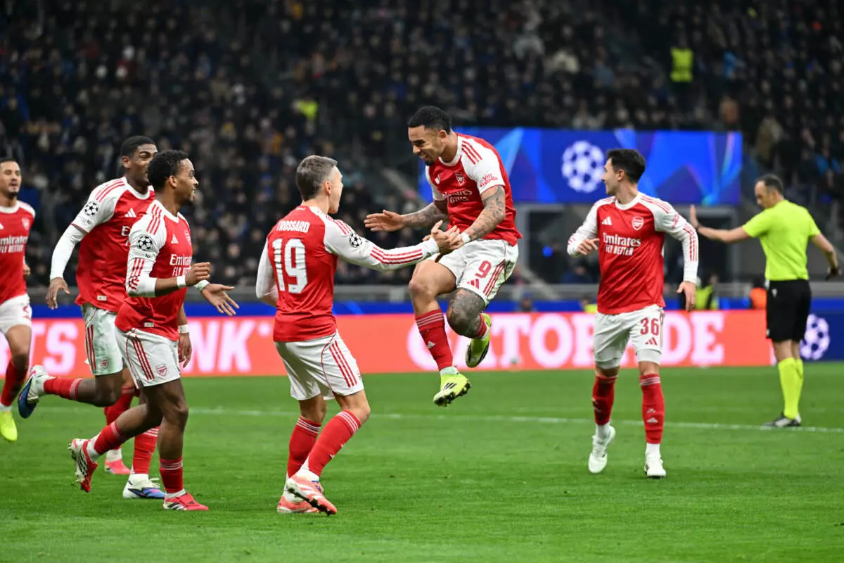 MILAN, ITALY – JANUARY 20: Gabriel Jesus of Arsenal celebrates scoring his team’s second goal with teammates Leandro Trossard and Jurrien Timber during the UEFA Champions League 2025/26 League Phase MD7 match between FC Internazionale Milano and Arsenal FC at Stadio San Siro on January 20, 2026 in Milan, Italy. (Photo by Chris Ricco – UEFA/UEFA via Getty Images)