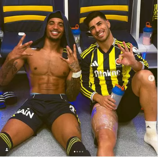 Archie Brown junto a Marco Asensio. Foto: @archhbrown.