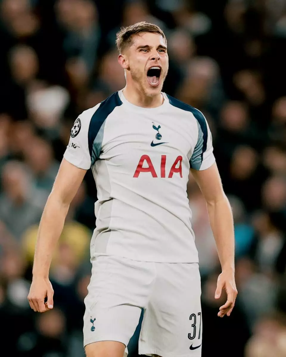 Micky van de Ven está en la órbita del Barça. Foto: @SpursOfficial.